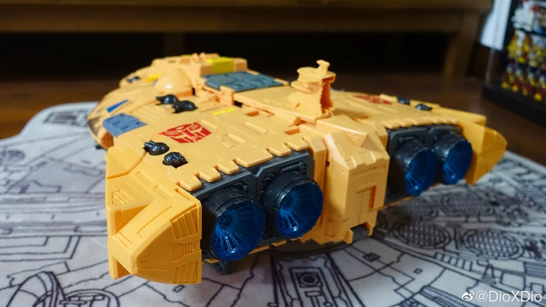 Transformers Kingdom Titan Class ARK More In Hand Images  (29 of 30)